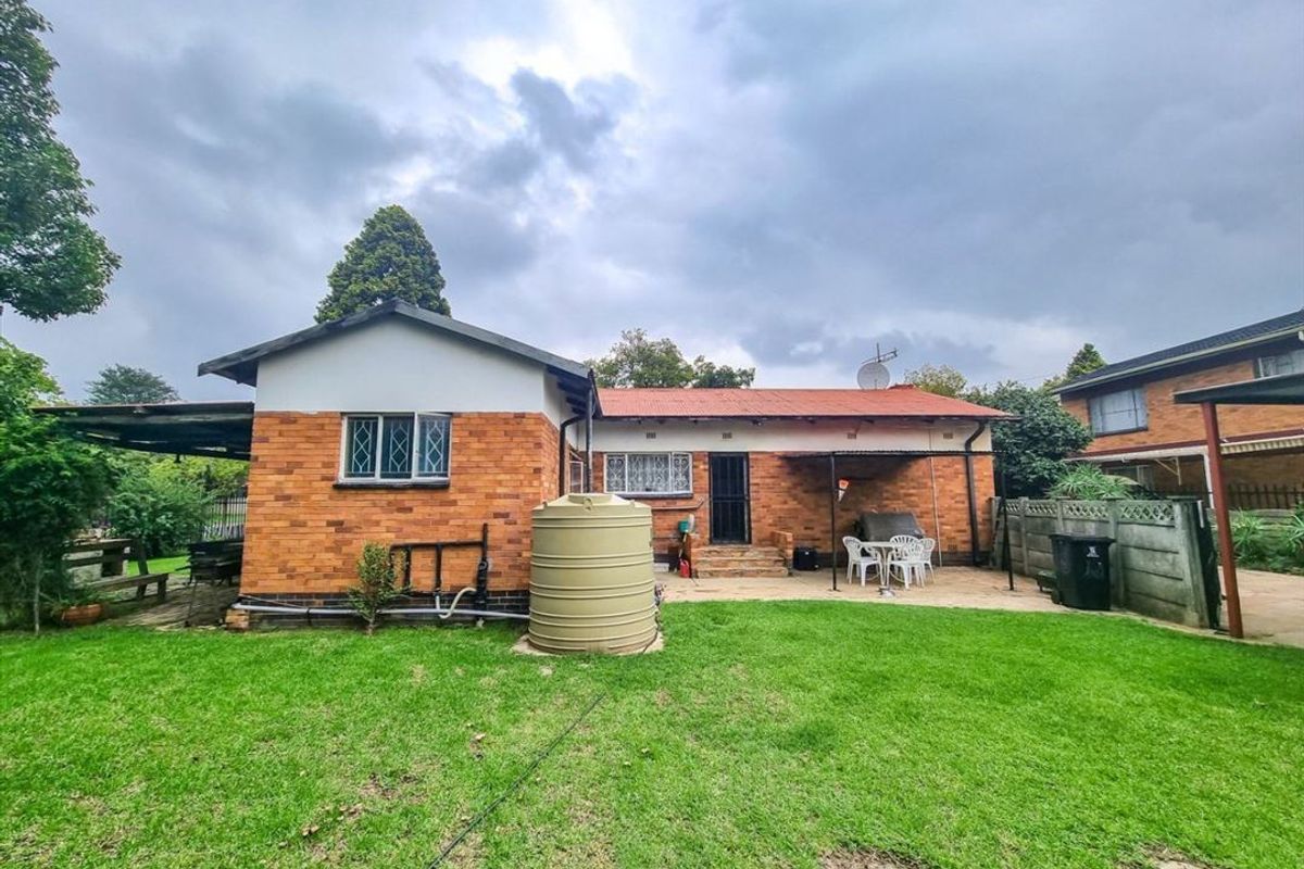 Comfortable Family Home with Practical Features - Photo 3