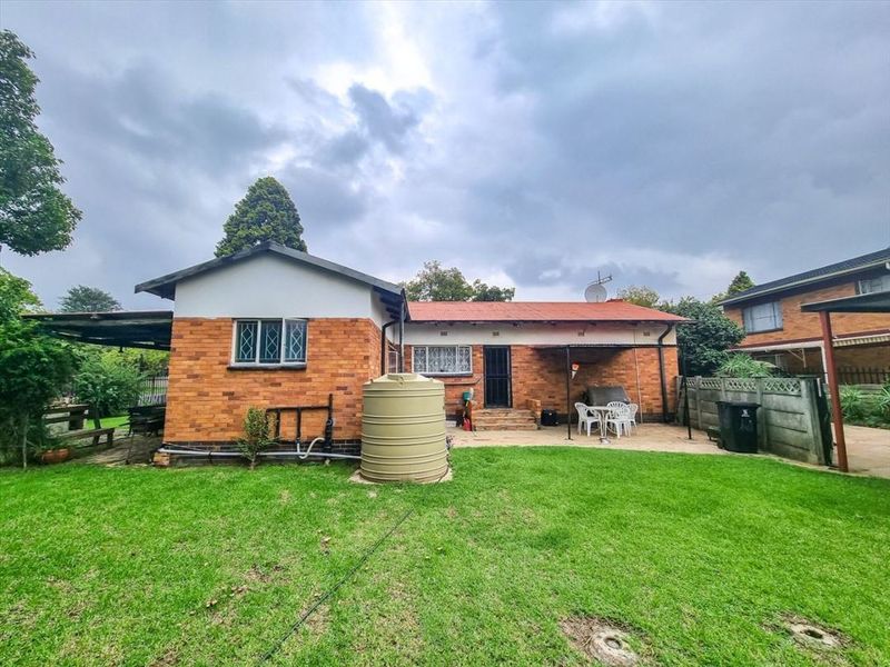 Comfortable Family Home with Practical Features - Photo 3