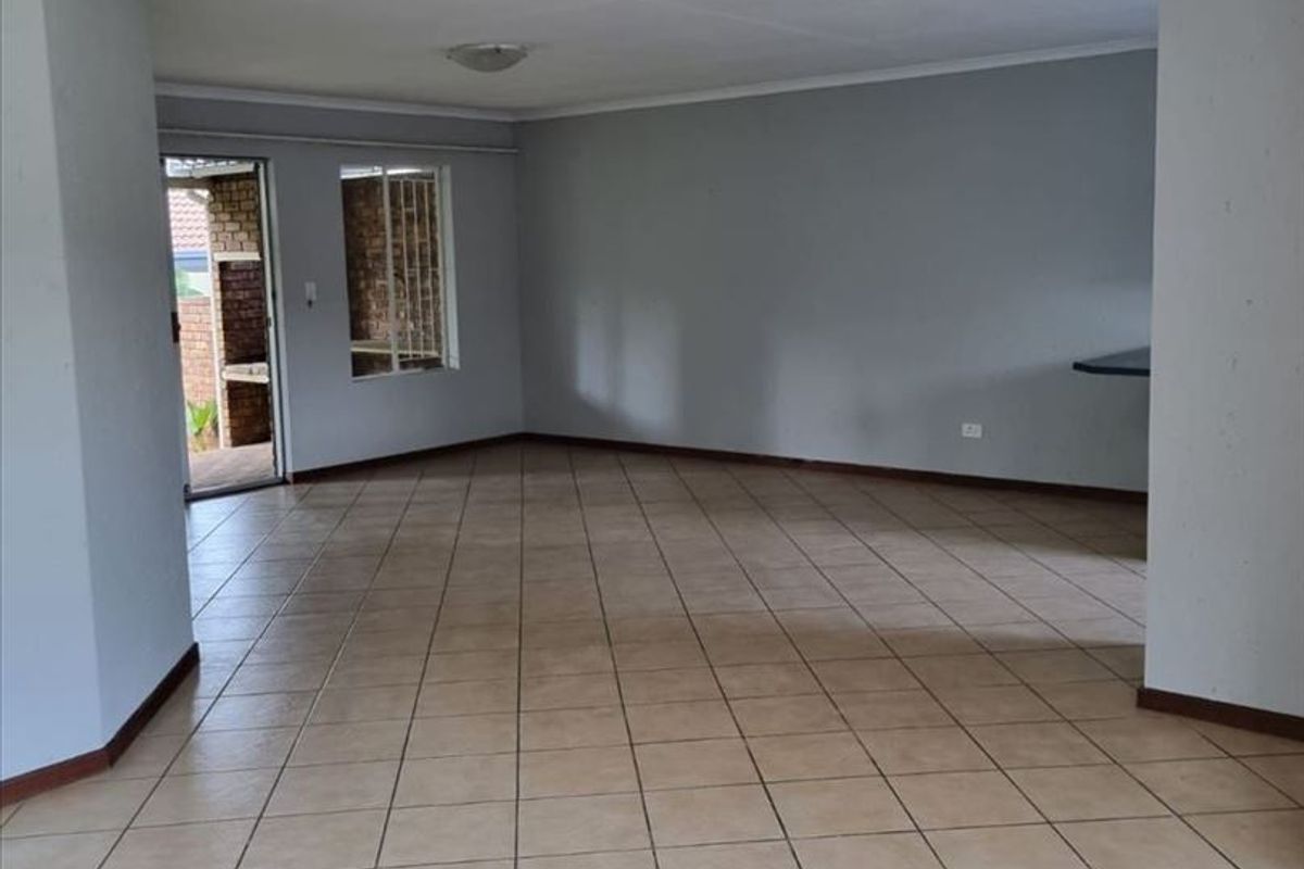 Comfortable 3-Bedroom Home with Practical Amenities - Photo 2