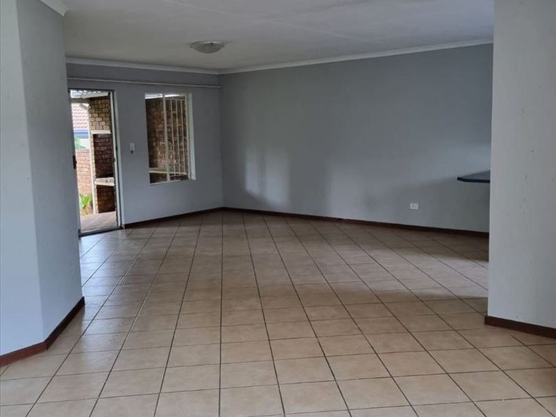 Comfortable 3-Bedroom Home with Practical Amenities - Photo 2