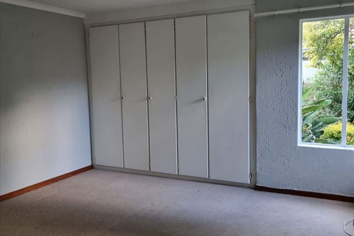 Comfortable 3-Bedroom Home with Practical Amenities - Photo 3