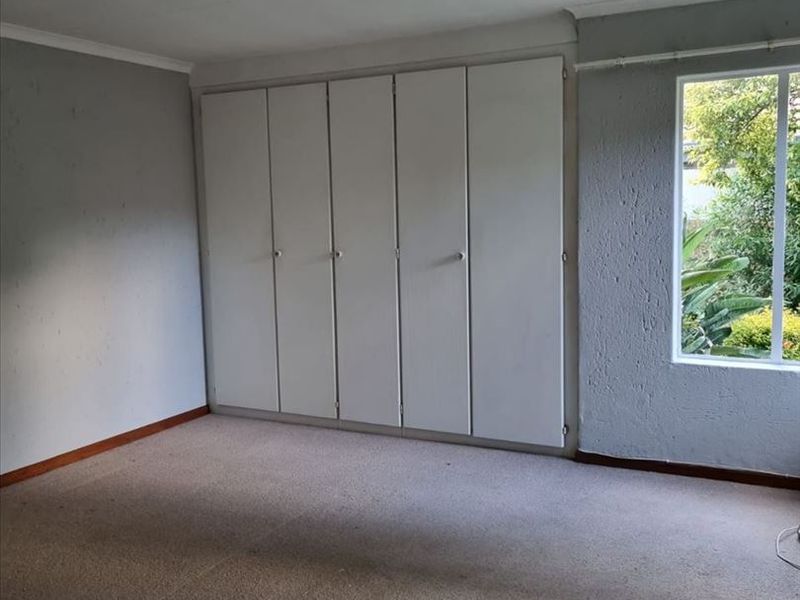 Comfortable 3-Bedroom Home with Practical Amenities - Photo 3