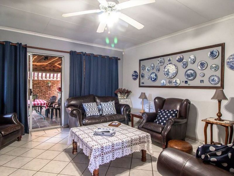 Spacious 3-Bedroom Home with Modern Amenities - Photo 2