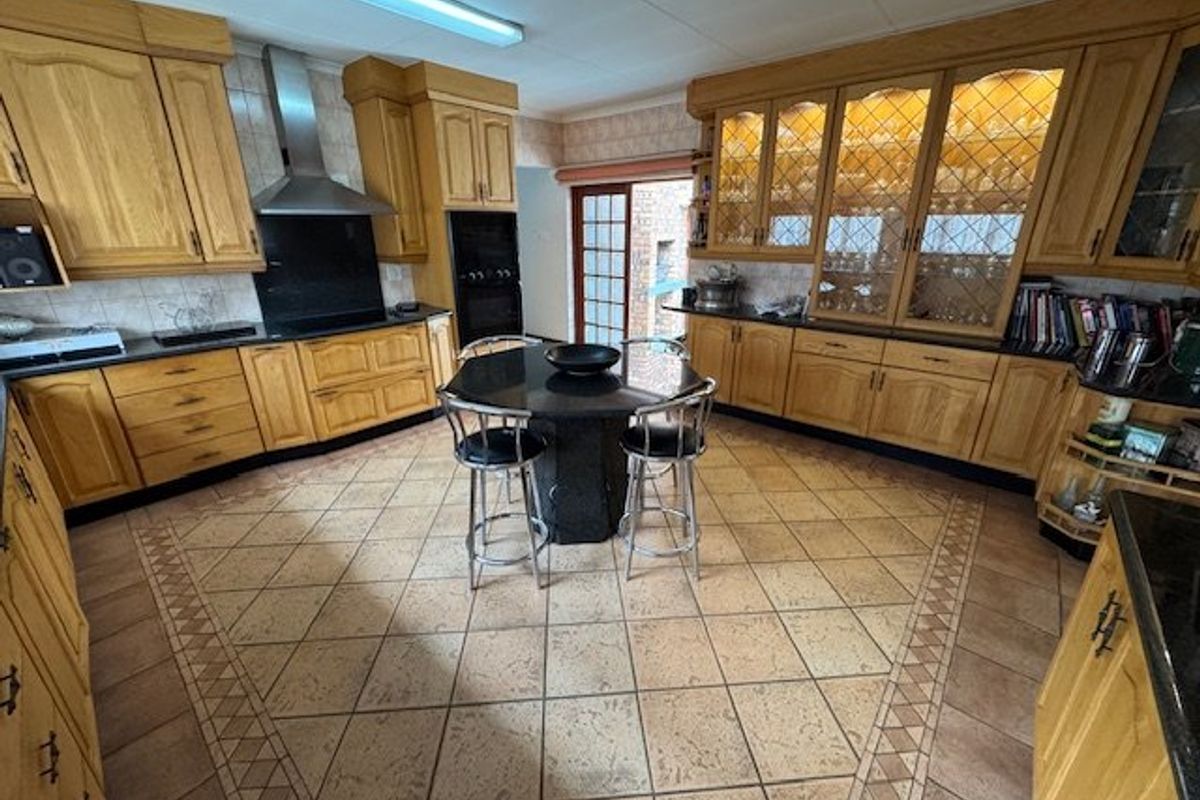 Spacious Family Home with Luxury Features - Photo 3