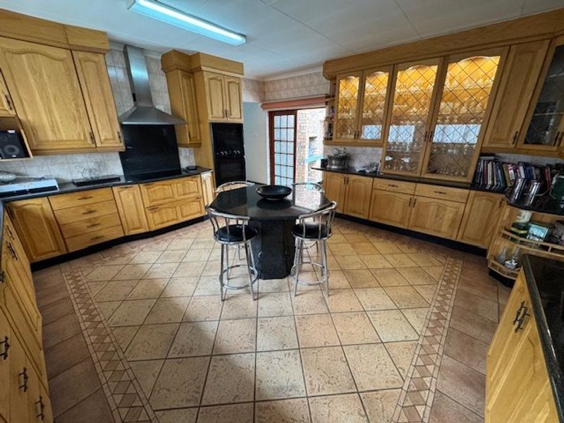 Spacious Family Home with Luxury Features - Photo 3