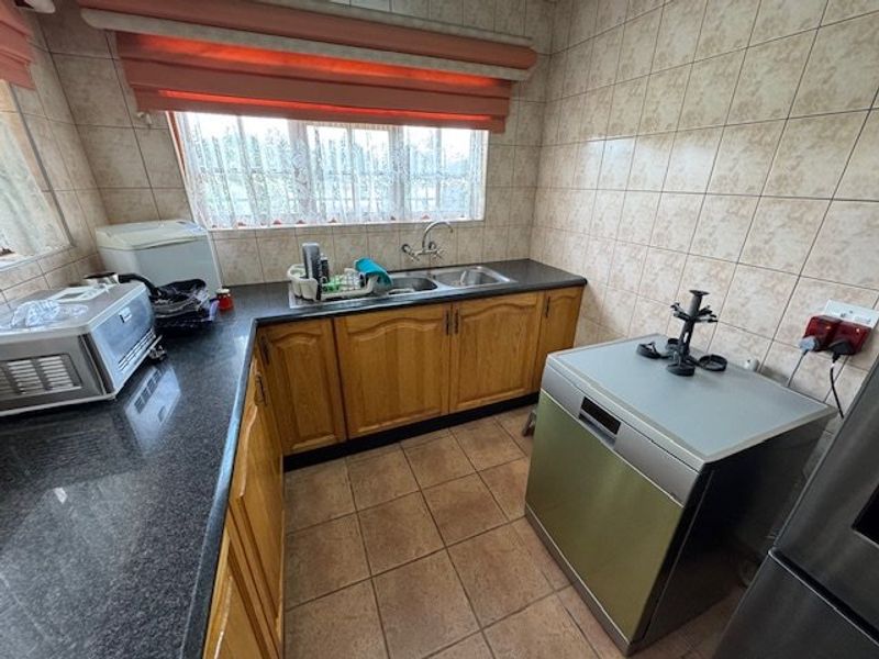 Spacious Family Home with Luxury Features - Photo 4