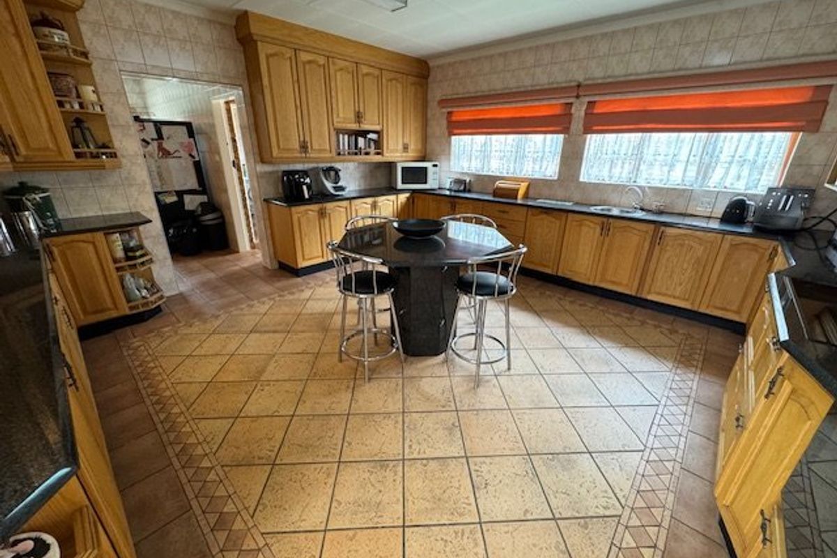Spacious Family Home with Luxury Features - Photo 2