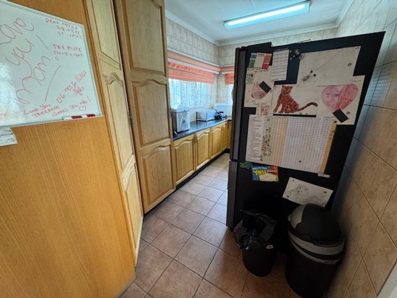 Spacious Family Home with Luxury Features - Photo 5