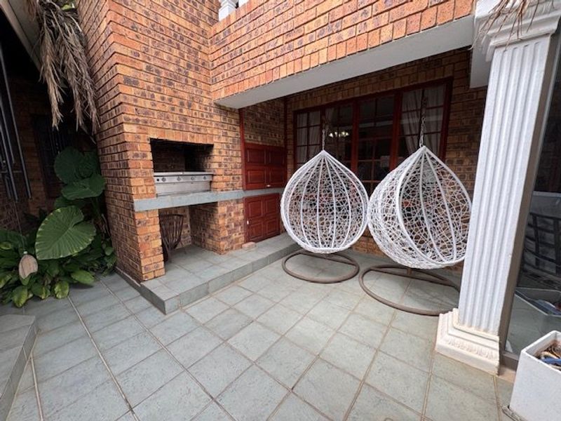 Spacious Family Home with Luxury Features - Photo 10