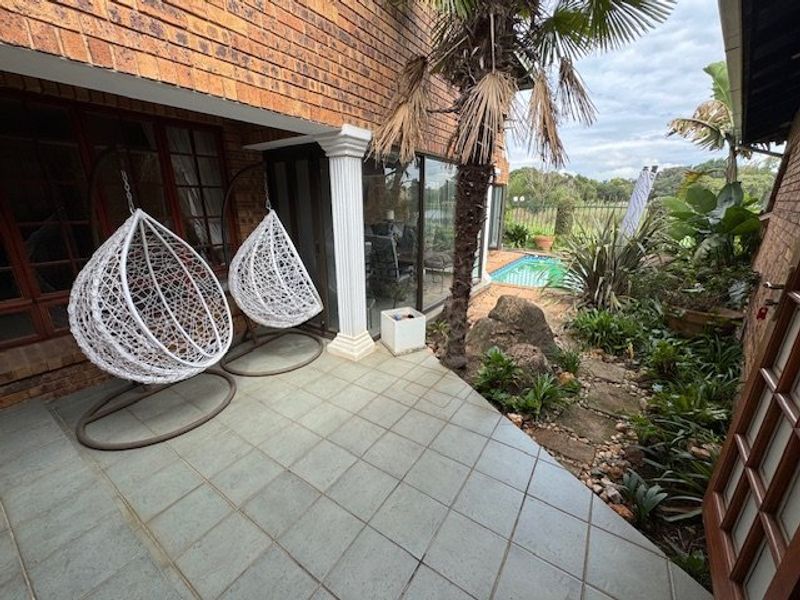 Spacious Family Home with Luxury Features - Photo 9