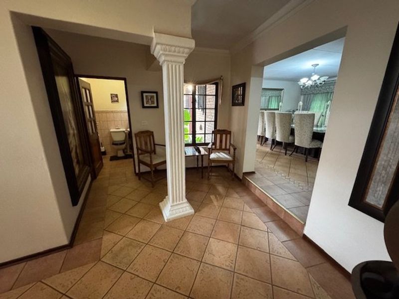 Spacious Family Home with Luxury Features - Photo 6