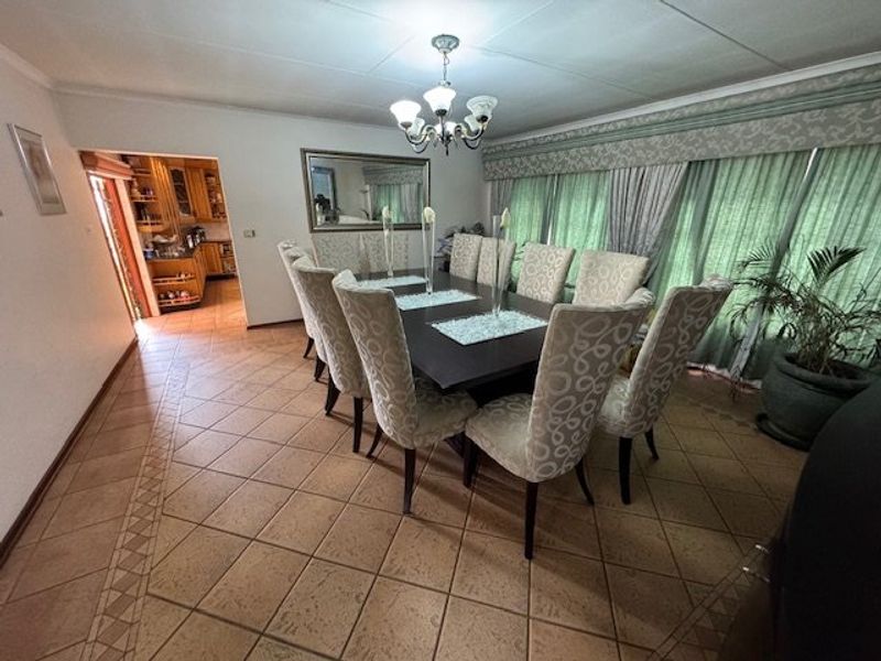 Spacious Family Home with Luxury Features - Photo 8