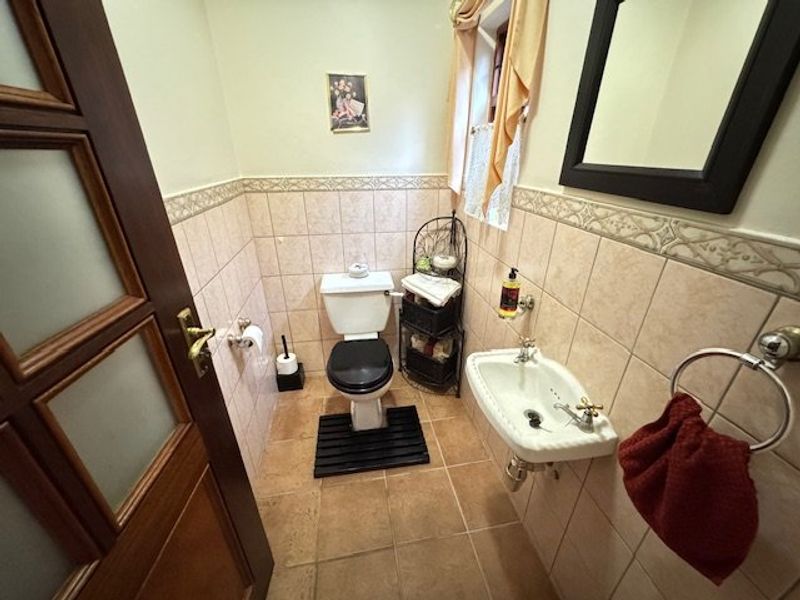 Spacious Family Home with Luxury Features - Photo 7