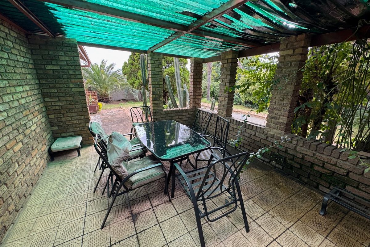 Luxurious Family Living at Its Best - Photo 5