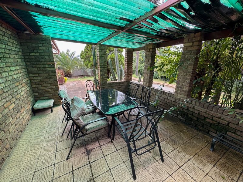 Luxurious Family Living at Its Best - Photo 5