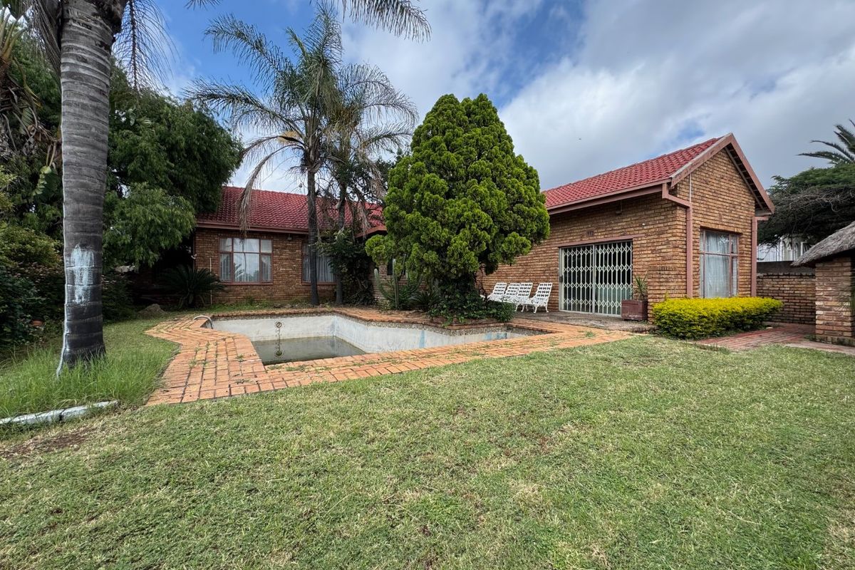 Luxurious Family Living at Its Best - Photo 4