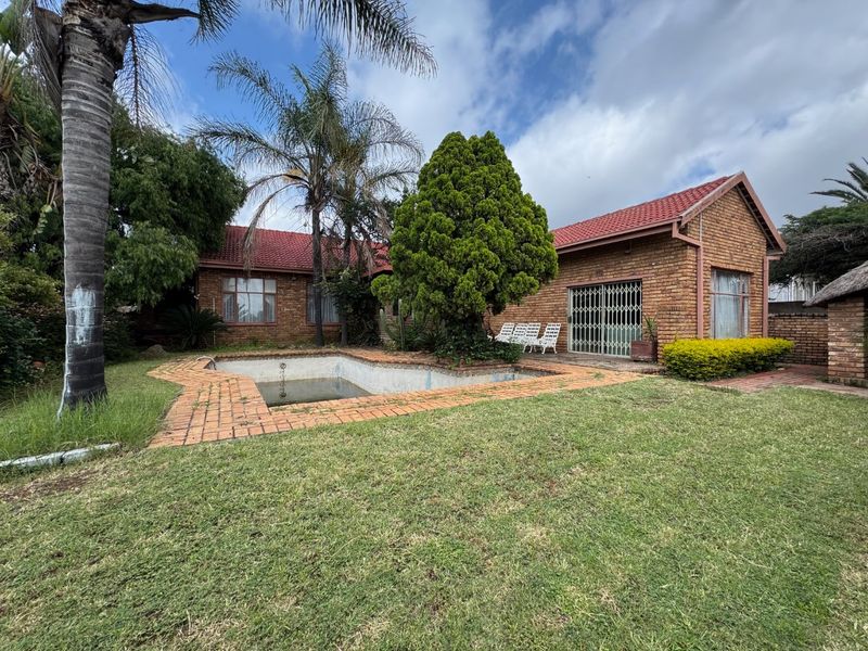 Luxurious Family Living at Its Best - Photo 4