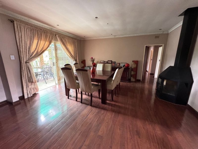 Luxurious Family Living at Its Best - Photo 9