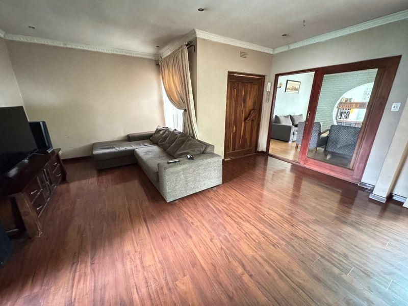 Luxurious Family Living at Its Best - Photo 8