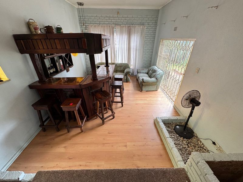 Luxurious Family Living at Its Best - Photo 7