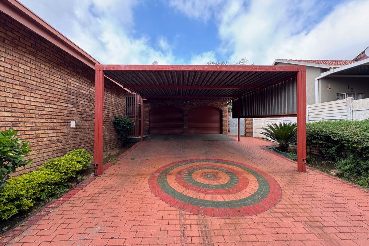 Luxurious Family Living at Its Best - Photo 2