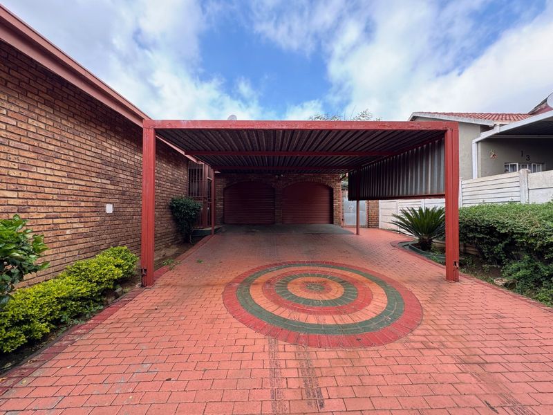 Luxurious Family Living at Its Best - Photo 2