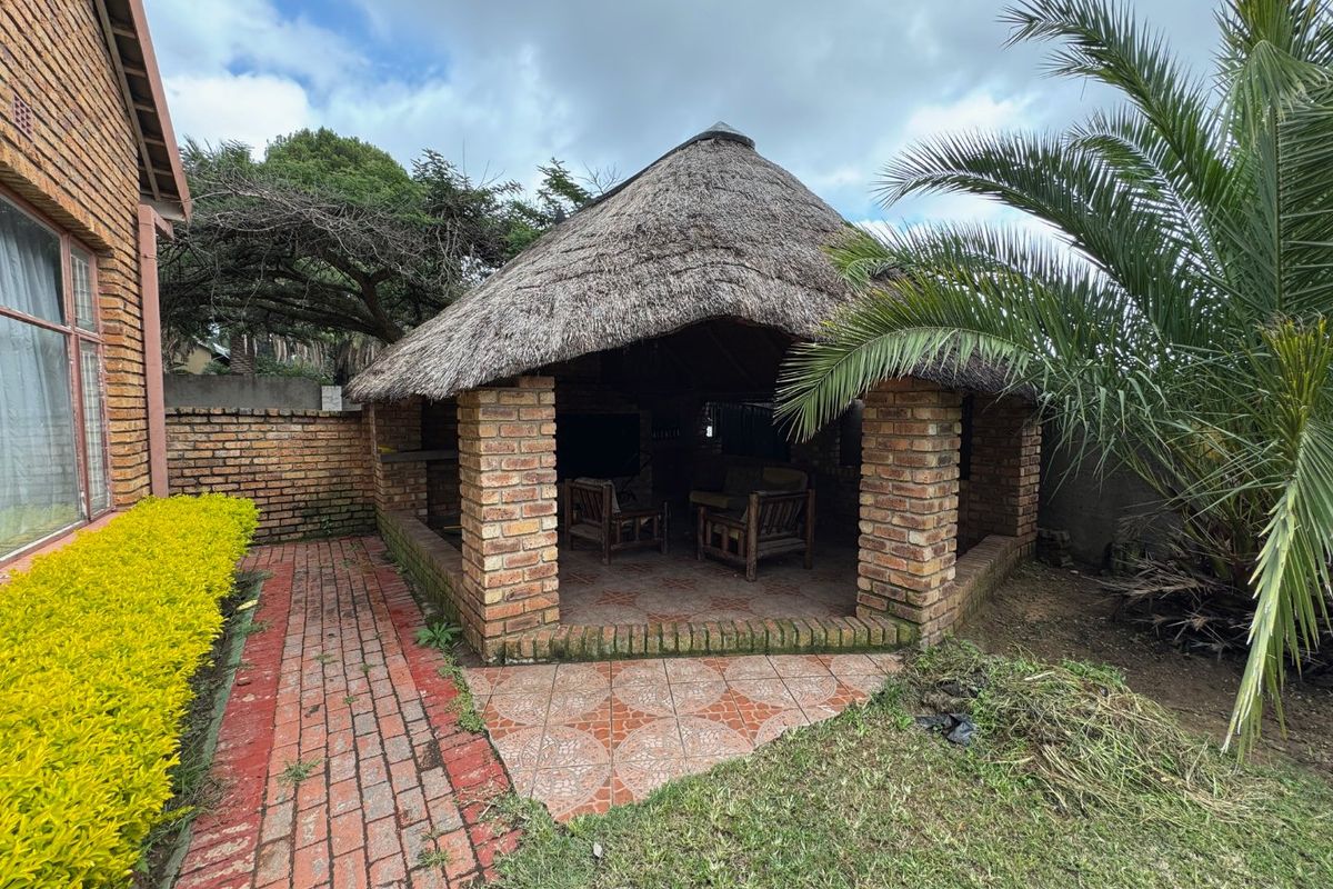 Luxurious Family Living at Its Best - Photo 3