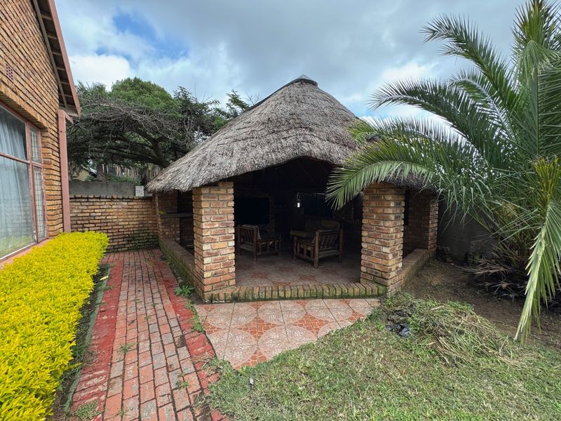 Luxurious Family Living at Its Best - Photo 3