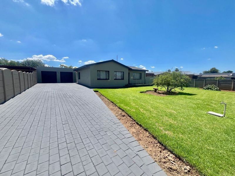 Charming Family Home Layout - Photo 3