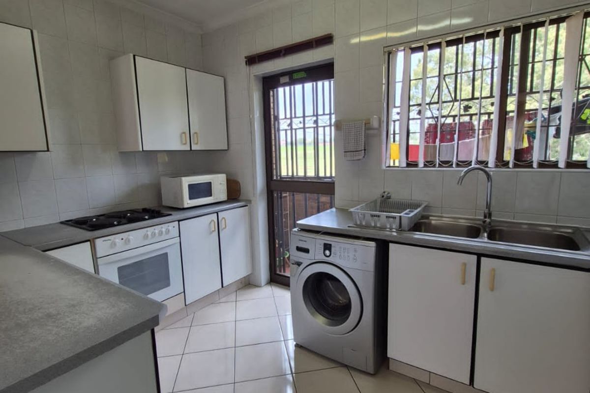 Immaculate 3 Bedrooms 2 Bathroom Apartment For Sale in Homestead Park  - Photo 5