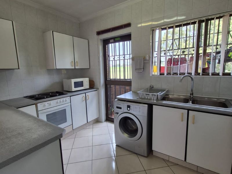 Immaculate 3 Bedrooms 2 Bathroom Apartment For Sale in Homestead Park  - Photo 5