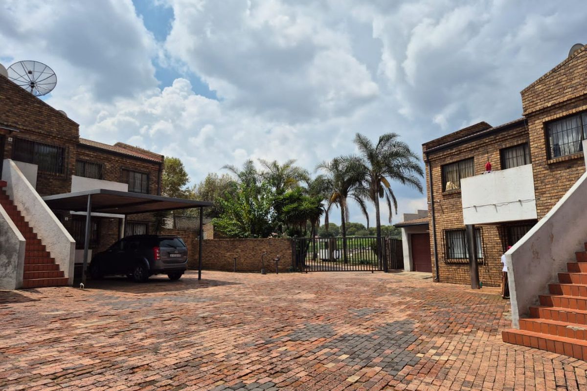 Immaculate 3 Bedrooms 2 Bathroom Apartment For Sale in Homestead Park  - Photo 3