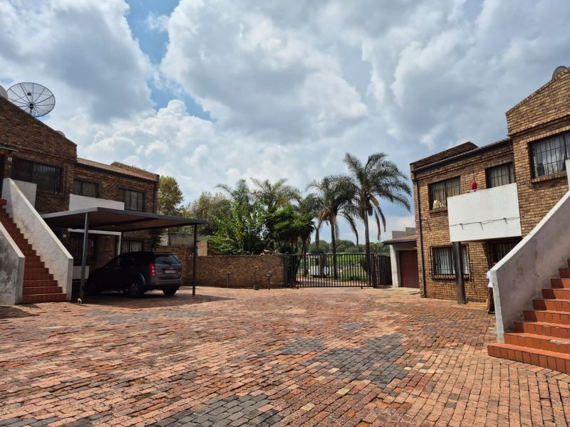 Immaculate 3 Bedrooms 2 Bathroom Apartment For Sale in Homestead Park  - Photo 3