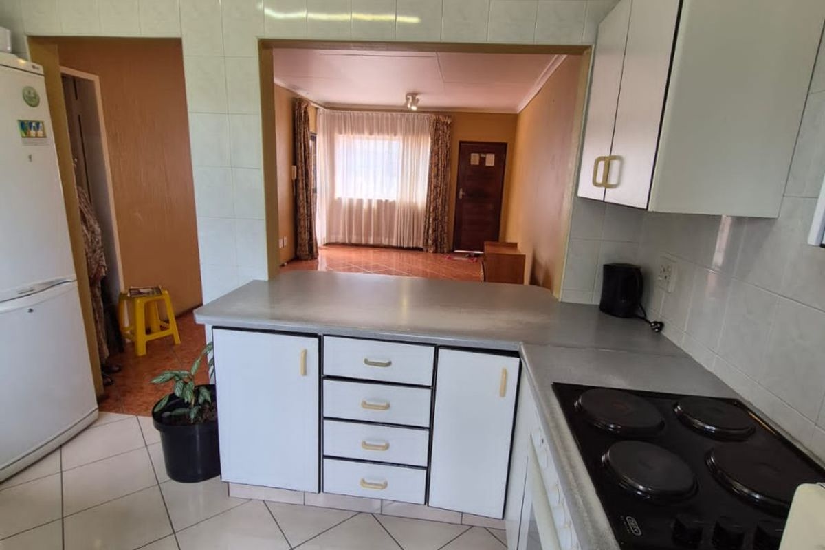 Immaculate 3 Bedrooms 2 Bathroom Apartment For Sale in Homestead Park  - Photo 4