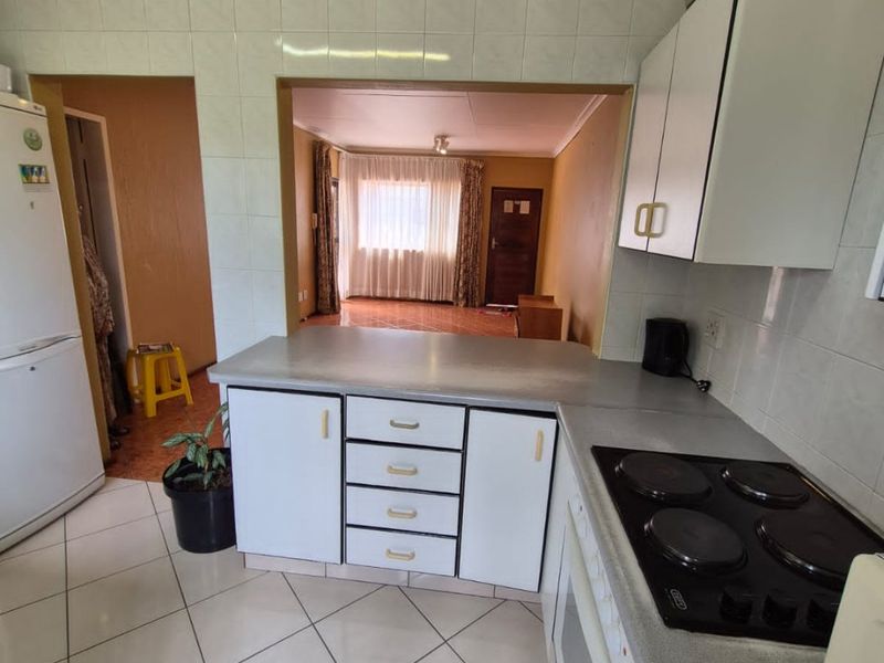 Immaculate 3 Bedrooms 2 Bathroom Apartment For Sale in Homestead Park  - Photo 4