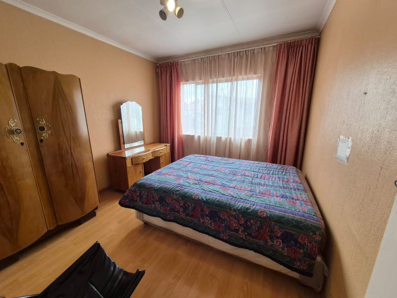 Immaculate 3 Bedrooms 2 Bathroom Apartment For Sale in Homestead Park  - Photo 9