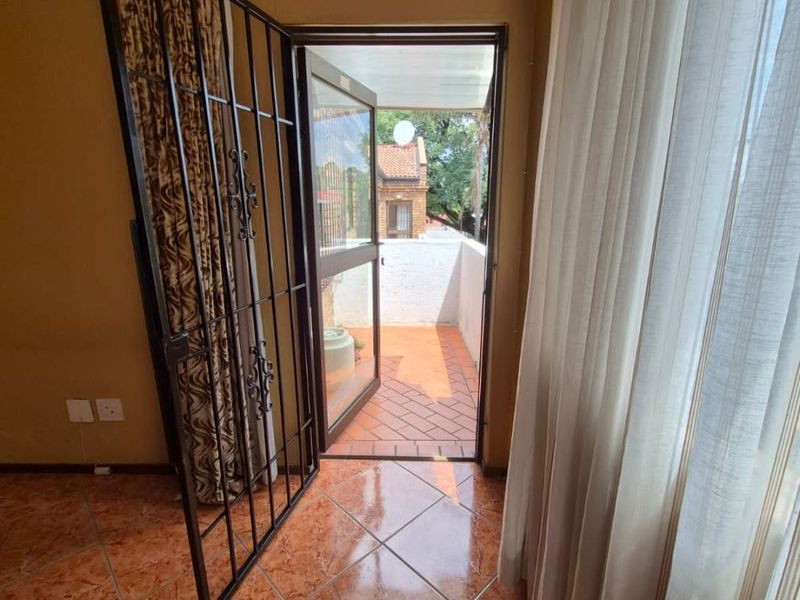 Immaculate 3 Bedrooms 2 Bathroom Apartment For Sale in Homestead Park  - Photo 8