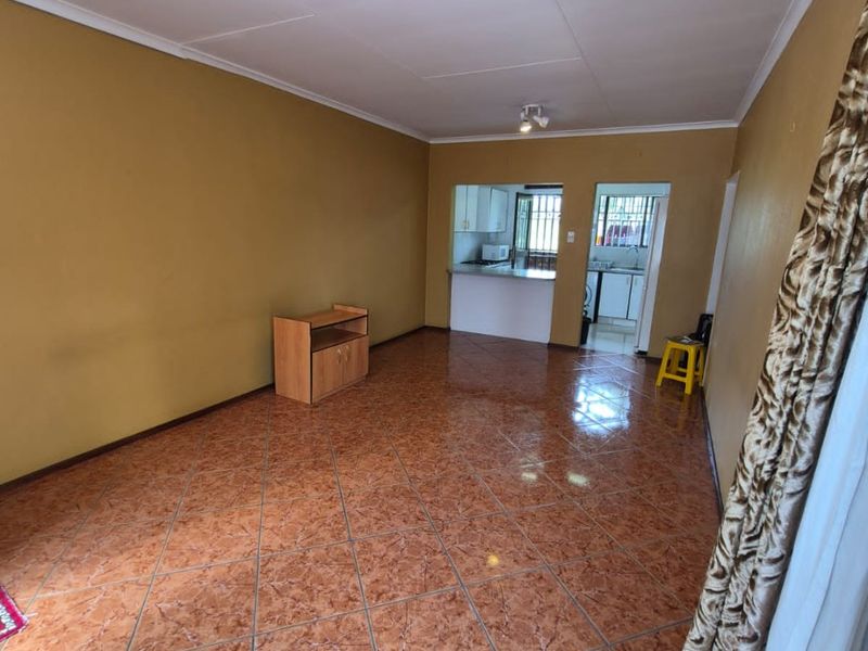 Immaculate 3 Bedrooms 2 Bathroom Apartment For Sale in Homestead Park  - Photo 7