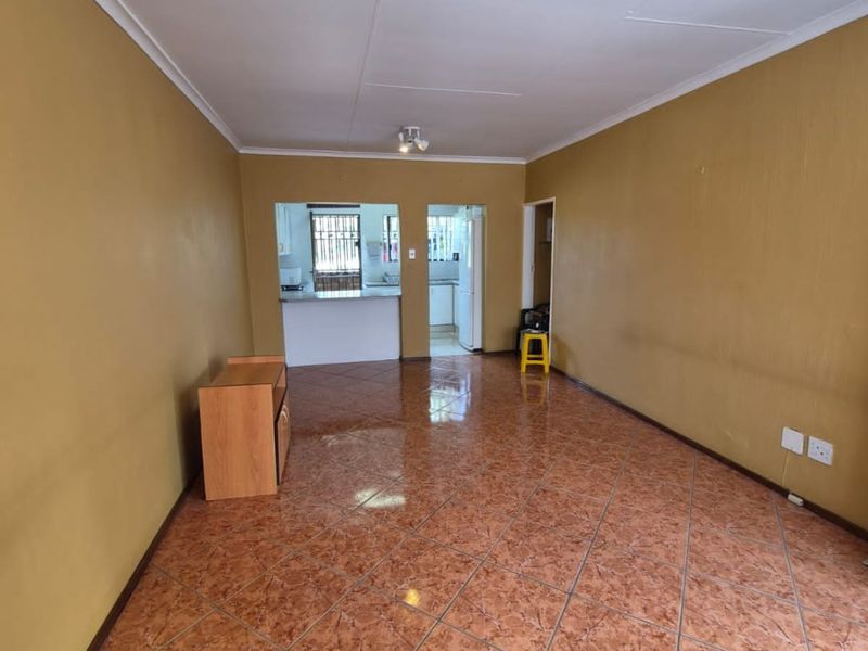 Immaculate 3 Bedrooms 2 Bathroom Apartment For Sale in Homestead Park  - Photo 6