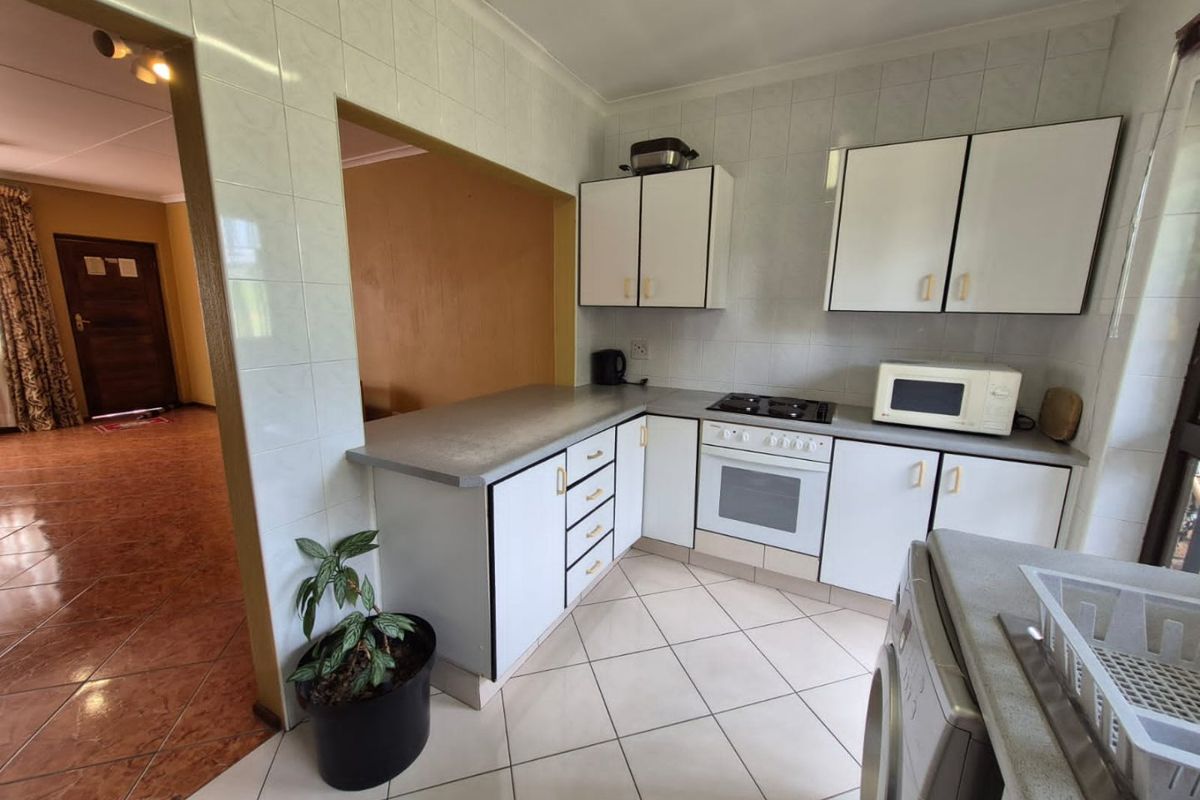 Immaculate 3 Bedrooms 2 Bathroom Apartment For Sale in Homestead Park  - Photo 3