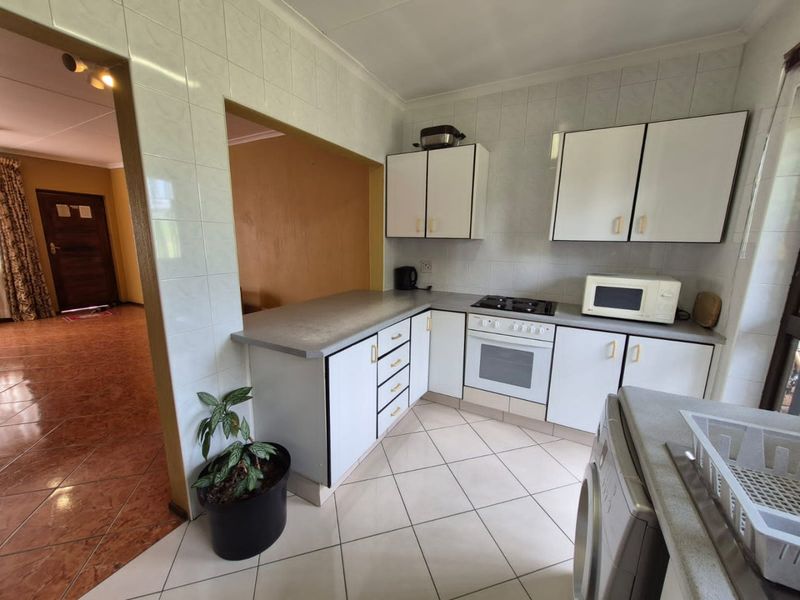 Immaculate 3 Bedrooms 2 Bathroom Apartment For Sale in Homestead Park  - Photo 3