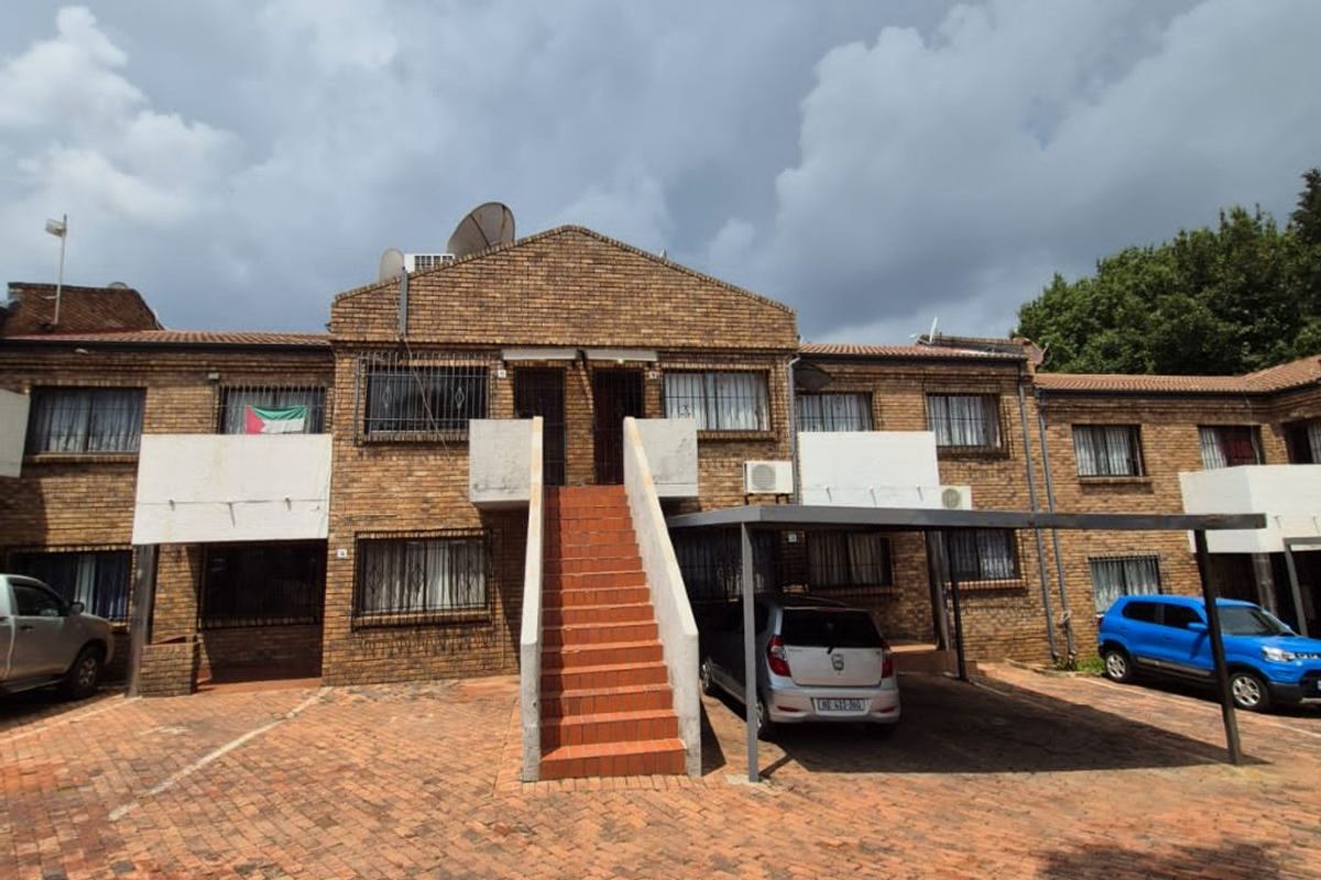 Immaculate 3 Bedrooms 2 Bathroom Apartment For Sale in Homestead Park  - Photo 2