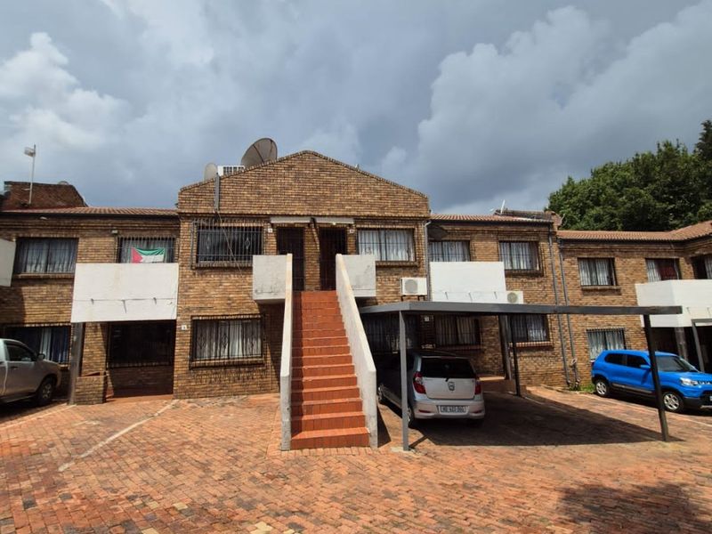 Immaculate 3 Bedrooms 2 Bathroom Apartment For Sale in Homestead Park  - Photo 2