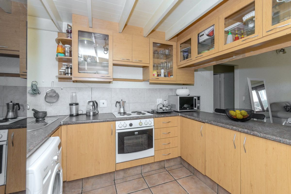 Stunning 2-Bedroom, Loft Apartment in Secure 24-Hour Guarded Estate!  - Photo 2