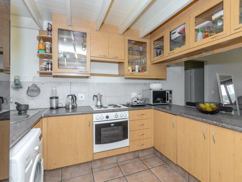 Stunning 2-Bedroom, Loft Apartment in Secure 24-Hour Guarded Estate!  - Photo 2