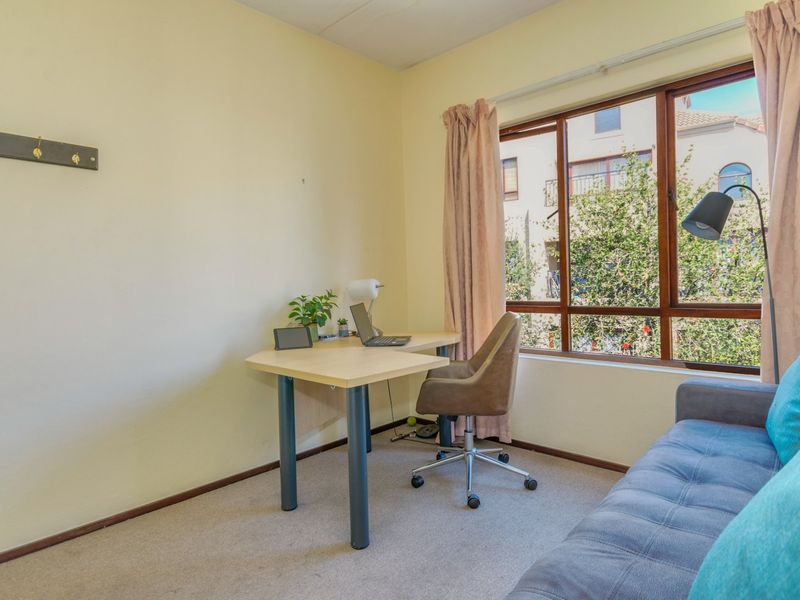 Stunning 2-Bedroom, Loft Apartment in Secure 24-Hour Guarded Estate!  - Photo 10