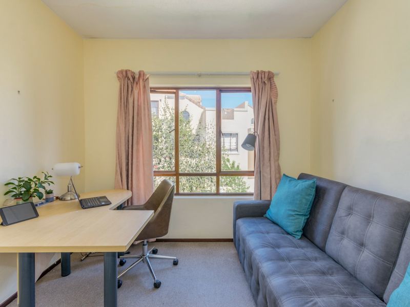 Stunning 2-Bedroom, Loft Apartment in Secure 24-Hour Guarded Estate!  - Photo 8