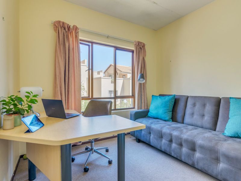 Stunning 2-Bedroom, Loft Apartment in Secure 24-Hour Guarded Estate!  - Photo 9