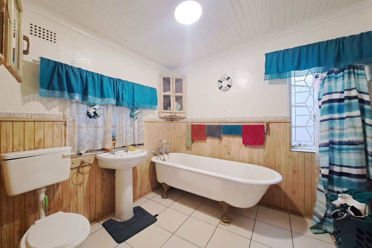 Compact 2 Bedroom home - Photo 3