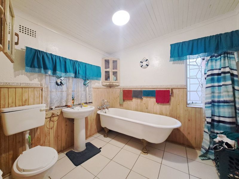 Compact 2 Bedroom home - Photo 3